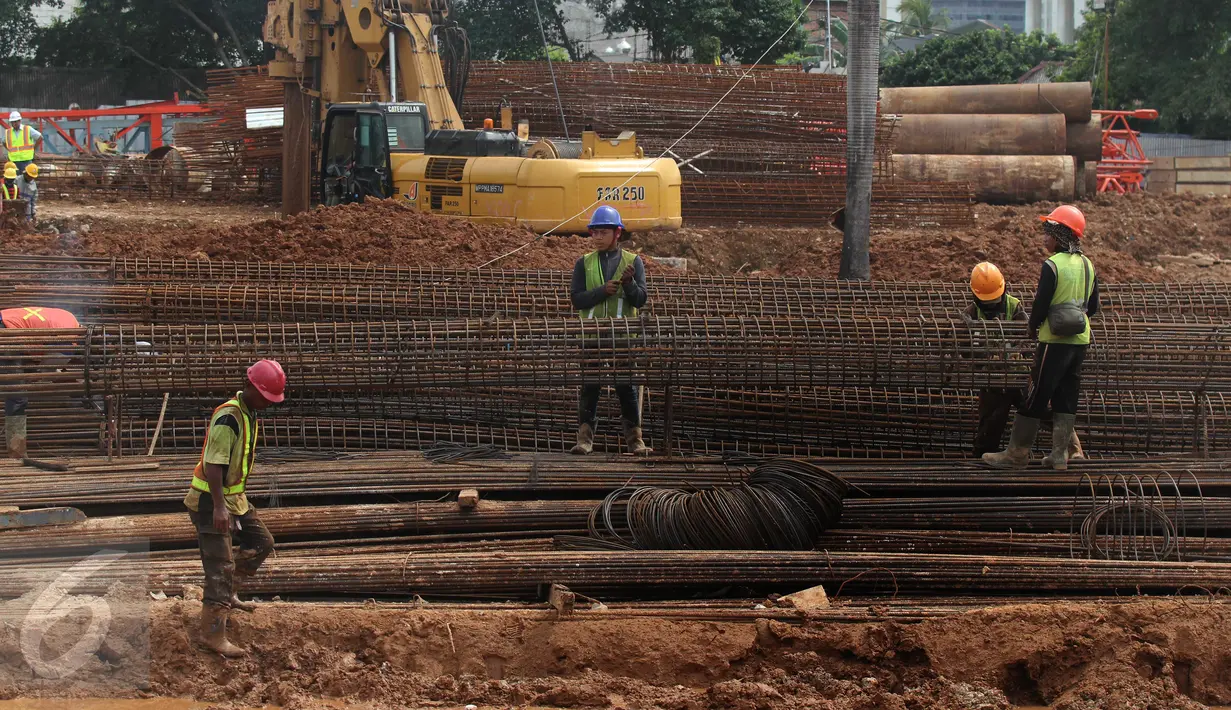 Aktivitas pekerja pembangunan Pasar Rumput, Manggarai, Jakarta, Rabu (8/2). Pasar ini nantinya akan dijadikan pasar yang terintegrasi dengan rusunawa. (Liputan6.com/Angga Yuniar)