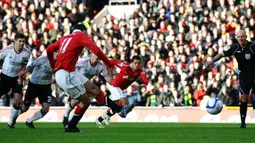 Pada ajang Piala FA 2010/2011, Manchester United menjamu Liverpool di Old Trafford pada putaran ketiga (9/1/2011). Hasilnya, MU menang 1-0 lewat gol tunggal Ryan Giggs melalui eksekusi penalti saat laga baru berjalan dua menit. Penalti diberikan setelah Dimitar Berbatov dijatuhkan di dalam kotak penalti. Dalam laga tersebut kapten Liverpool, Steven Gerrard mendapat kartu merah usai melakukan pelanggaran keras terhadap Michael Carrick. (AFP/Paul Ellis)