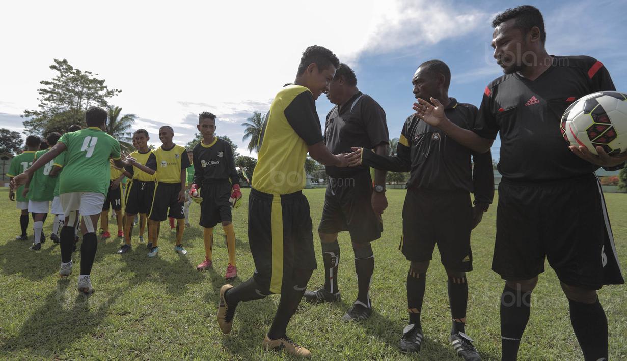 Suasana sportivitas sebelum laga final Liga Remaja UC News antara SSB Maehanu melawan SSB Tulehu Putra di Lapangan Masariku Yonif 733, Ambon, Kamis (30/11/2017). SSB Maehanu menang 1-0 atas SSB Tulehu putra. (Bola.com/Peksi Cahyo)