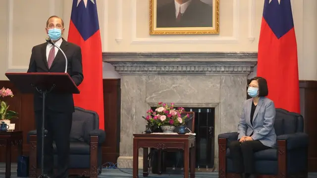 Menkes Amerika Serikat Alez Azar (kiri) bersama dengan Presiden Tsai Ing-Wen dalam kunjungannya ke Taiwan.