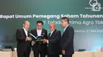 (Ki-Ka) Direktur Keuangan, Akuntansi & Pajak PT Teladan Prima Agro Tbk (TLDN) Mahirudin, President Direktur Wishnu Wardhana, Direktur Perkebunan & Agronomi Noor Falich dan Direktur KeberlanjutanGinanja Yayan H. Ginanjar berbincang usai paparan Rapat Umum Pemegang Saham Tahunan (RUPST) pertama setelah TLDN tercatat di Bursa Efek Indonesia (BEI) pada 12 April 2022, di Jakarta, Jumat (27/05/2022). (Liputan6.com/Fery Pradolo)