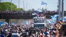 Timnas Argentina yang menjuarai Piala Dunia 2022 naik bus terbuka saat parade di Buenos Aires, Argentina, 20 Desember 2022. Jutaan orang menyambut kepulangan Lionel Messi dan kawan-kawan bak pahlawan usai Argentina menjuarai Piala Dunia 2022. (AP Photo/Victor Caivano)