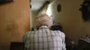 Zenobia Ansualve duduk di rumahnya di Caracas, Venezuela, pada 18 Agustus 2021. Ansualve (88) yang tinggal sendiri dan tidak meninggalkan rumahnya sejak awal pandemi COVID-19, mengatakan dia hidup dengan $20 sebulan dari menyewakan kamar miliknya. (AP Photo/Ariana Cubillos)
