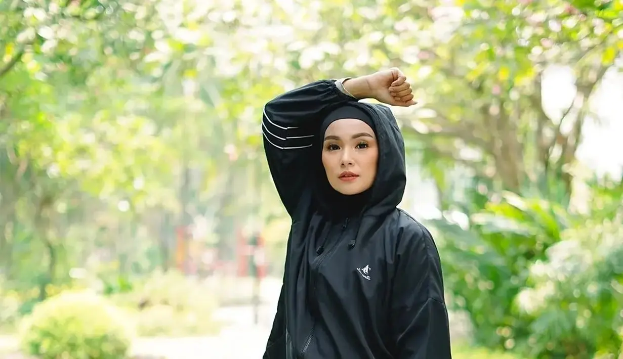 Soraya Larasati tampil tak memesona. Ia mengenakan outfit olahraga serba hitam yang sporty dan tetap syar'i. [Foto: Instagram/alurcerita]