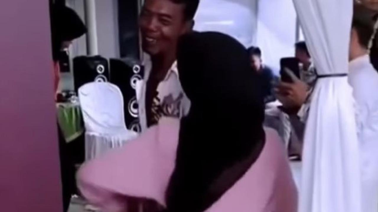 Momen Ayah Goyang Bareng Biduan Tiba-Tiba Anak Ceweknya Datang Ikut Joget, Langsung 'Nyerah