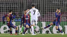 Striker Juventus, Cristiano Ronaldo, berusaha mencetak gol ke gawang Barcelona pada laga matchday terakhir Grup G Liga Champions di Camp Nou Stadium, Rabu (9/12/2020) dini hari WIB. Juventus menang 3-0 atas Barcelona. (AFP/Josep Lago)