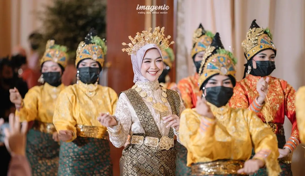 Di acara lamaran ini, Ria Ricis juga sempat menghadirkan sebuah tarian khas dengan busana adat. Tampilannya dipermanis dengan detail aksesori emas, mulai dari headpiece, kalung, hingga belt. Foto: Instagram.