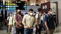 Puluhan WNA India dipulangkan ke negara asalnya dari Bandara Soekarno-Hatta, Cengkareng. Langkah ini menyusul peningkatan kasus Covid-19 di India. (Liputan6.com/Pramita Tristiawati)