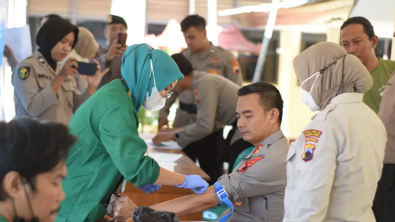 Ratusan anggota Polres Pemalang mengikuti skrining diabetes melitus dan hipertensi. (Foto: Liputan6.com/Humas Polres Pemalang)