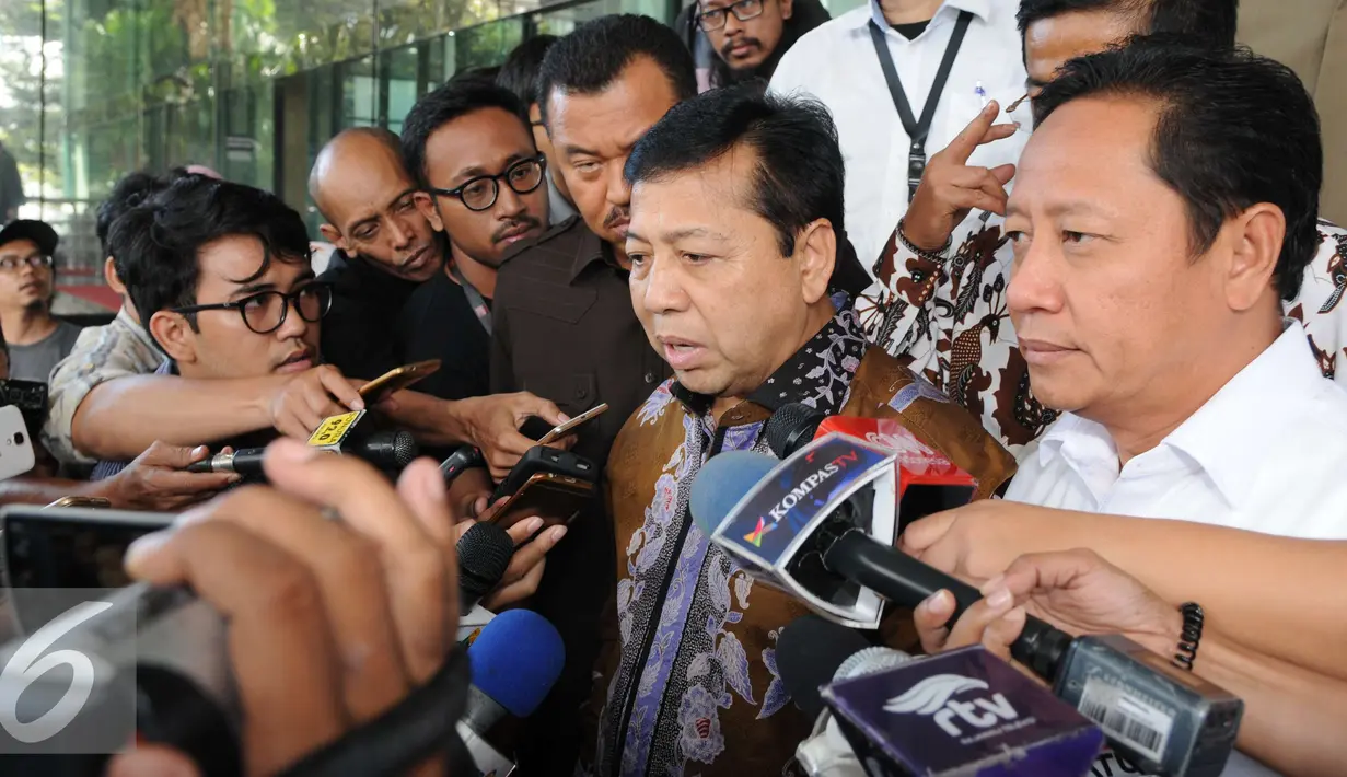 Setya Novanto memberi keterangan kepada awak media usai menjalani pemeriksaan, di Gedung KPK, Jakarta, Selasa (13/12). Novanto memenuhi panggilan KPK untuk diperiksa sebagai saksi kasus dugaan korupsi e-KTP. (Liputan6.com/Helmi Affandi)