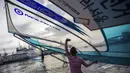 Seorang atlet layar menggotong layar saat pelatnas di Bahtera Jaya, Jakarta, Kamis (24/5/2018). Cabang layar menargetkan dua medali emas pada Asian Games 2018. (Bola.com/Vitalis Yogi Trisna)