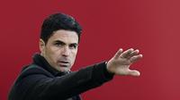 Pelatih Arsenal, Mikel Arteta menginstruksikan pemainnya saat bertanding melawan Sheffield United pada pertandingan Liga Inggris di stadion Bramall Lane, Inggris, Senin (12/4/2021).  Kemenangan ini membuat Arsenal berada di peringkat kesembilan dengan 45 poin. (AP Photo/Tim Keeton, Pool)
