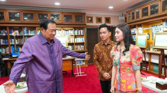 Wakil Presiden Gibran Rakabuming Raka didampingi sang istri, Selvi Gibran Rakabuming bersilaturahmi menyambangi kediaman Presiden ke-6 RI Susilo Bambang Yudhoyono di Cikeas, Bogor, Jawa Barat, pada Selasa pagi.