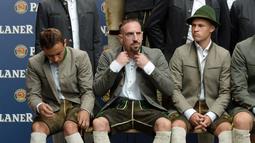 Rafinha (kiri) dan Franck Ribery bersiap sebelum sesi foto. (AFP Photo/Christof Stache)