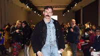 Desainer Adam Selman menghadiri barisan depan Cong Tri selama New York Fashion Week: The Shows di Gallery II di Spring Studios pada tanggal 11 Februari 2019 di New York City. (Dok: Nicholas Hunt untuk NYFW: The Shows/AFP)