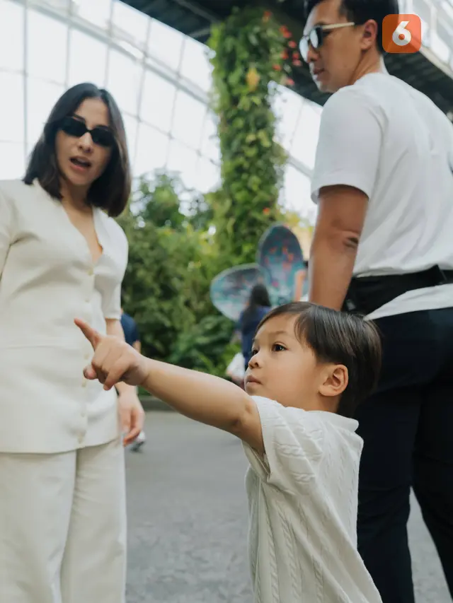 Potret Nikita Willy, Baby Issa, dan Indra saat mengikuti Science Camp 2025 di Singapura. Kompak menjaga imun dan emosi anak, jadi kunci tumbuh kembang optimal ala keluarga kecil ini. (Foto: Istimewa)
