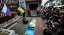 Masyarakat dari "Solidaritas untuk Rakyat Ukraina" membawa bendera Rusia dan Ukrainan di depan Kedubes Rusia, Jakarta, Jumat (4/3/2022). Mereka menyerukan kepada Dubes Rusia di Indonesia untuk bersuara menghentikan serangan yang dilakukan Rusia terhadap Ukraina. (Liputan6.com/Johan Tallo)