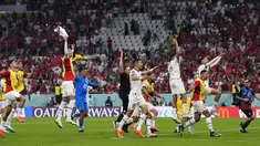 Para pemain Maroko melakukan selebrasi usai pertandingan melawan Kanada pada grup F Piala Dunia 2022 di Stadion Al Thumama di Doha, Qatar, Kamis (1/12/2022). Maroko menang tipis atas Kanada dengan skor 2-1. (AP Photo/Manu Fernandez)