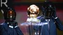 Dua pria yang mengenakan helm seperti gaya duo musisi elktronik asal Prancis, Daft Punk terlihat memasuki acara penyerahan penghargaan Ballon d'Or 2021. Mereka berjalan di antara para undangan sambil membawa trofi Ballon d'Or. (AFP/Franck Fife)