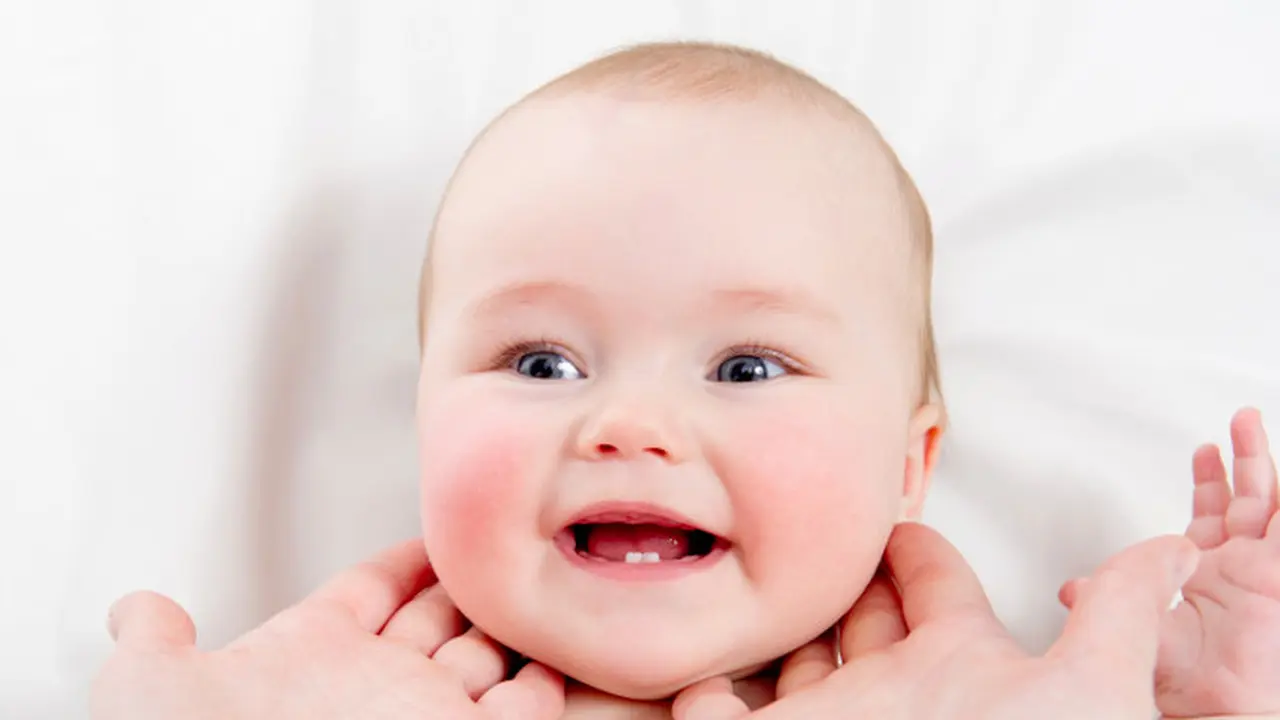 Manfaat Memijat Bayi