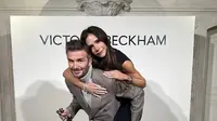 Victoria Beckham tampil edgy dengan tongkat di Paris Fashion Week (@victoriabeckham)