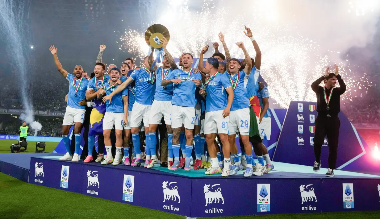 Skuad Napoli melakukan selebrasi setelah menjadi juara Serie A musim 2024/2025 di Stadion Diego Armando Maradona, Sabtu (24/5/2025). Napoli memastikan gelar juara setelah menaklukkan Cagliari dua gol tanpa balas. (AP Photo/Gregorio Borgia)