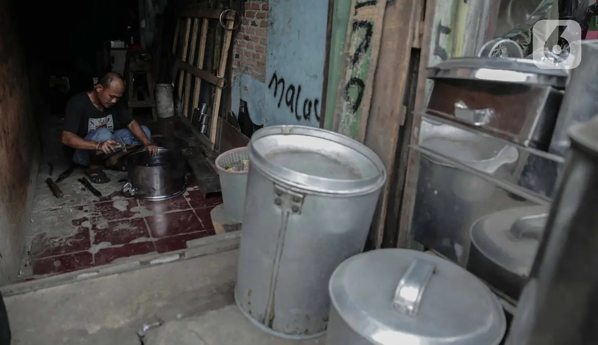Perajin menyelesaikan pembuatan perabot dapur di Jalan Dewi Sartika, Cawang, Jakarta, Minggu (17/12/2019). Kawasan yang dulunya terkenal sebagai sentra industri pembuatan kompor minyak di Jakarta itu sekarang telah beralih menjadi perajin perabot dapur. (Liputan6.com/Faizal Fanani)