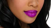 Inspirasi tampil beda di akhir pekan dengan pulasan lipstik warna ungu. Foto: pinimg.com