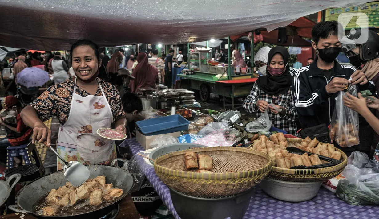 Pedagang menggoreng makanan saat menunggu pembeli sajian untuk berbuka puasa atau takjil di Pasar Rawamangun, Jakarta Timur, Rabu (14/4/2021). Pasar Rawamangun menjadi salah satu lokasi favorit warga untuk mencari aneka makanan dan minuman untuk sajian berbuka puasa. (merdeka.com/Iqbal S. Nugroho)
