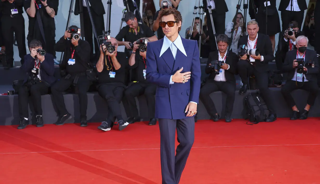 Harry Styles dalam premier Don't Worry Darling di Festival Film Venesia 2022. (Foto:  Joel C Ryan/Invision/AP)