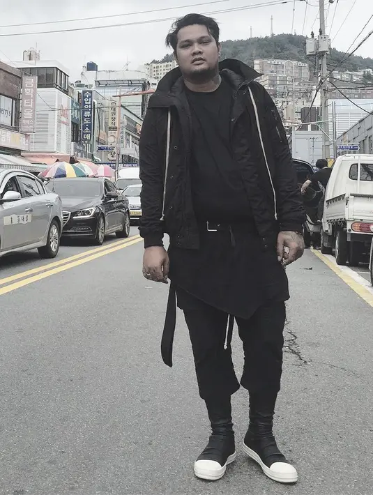 Melihat unggahan Virgoun, tak sedikit warga net yang membanjiri komentar dengan kalimat-kalimat pujian. Banyak juga yang terharu serta mendoakan agar Virgoun selalu istiqomah. (Instagram/virgoun_)