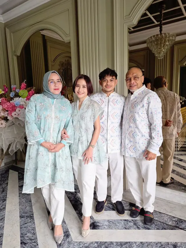 Warna Warni Busana Lebaran Keluarga Artis Tanah Air, dari Nagita Slavina hingga Maudy Ayunda