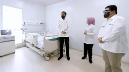 Presiden Joko Widodo didampingi oleh Menteri BUMN Erick Thohir dan Direktur Utama Pertamina Nicke Widyawati melihat sejumlah fasilitas saat meresmikan Rumah Sakit (RS) Modular Pertamina yang berlokasi di Tanjung Duren, Jakarta, pada Jumat (6/8/2021). (Dok. Biro Pers Sekretariat Presiden)