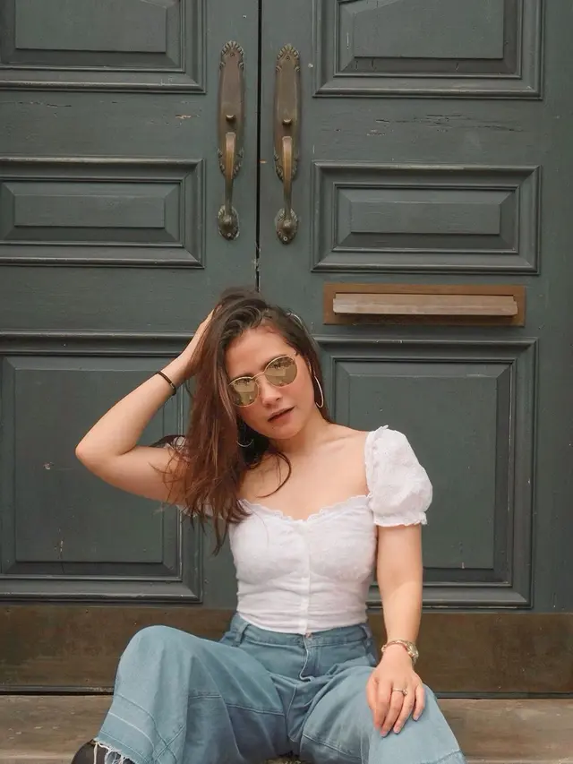 FOTO: Gaya Prilly Latuconsina Pakai Kacamata, Tampil Trendi