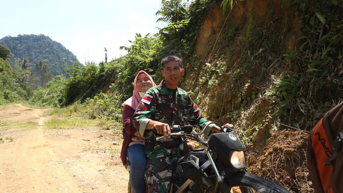 Motor trail menjadi moda transportasi utama untuk menembus daerah tapal batas Indonesia. (Liputan6.com/Lizsa Egeham)