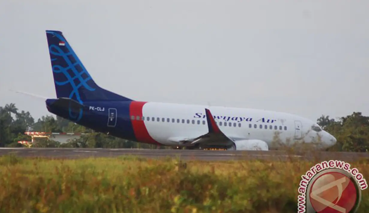 2 September - Ratusan penumpang Pesawat Sriwijaya Air dari Bandar Udara Manokwari, Papua Barat, tujuan Makasar dan Jakarta batal diberangkatkan karena ban pesawat meledak saat mendarat. (Antara)