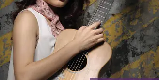 Sejak usia delapan tahun Sheryl Sheinafia sudah bisa memainkan gitar. Usia 14 tahun, ia mulai meramaikan industri musik Tanah Air. Bahkan, membawakan lagu ciptaannya sendiri. (Adrian Putra/Bintang.com)