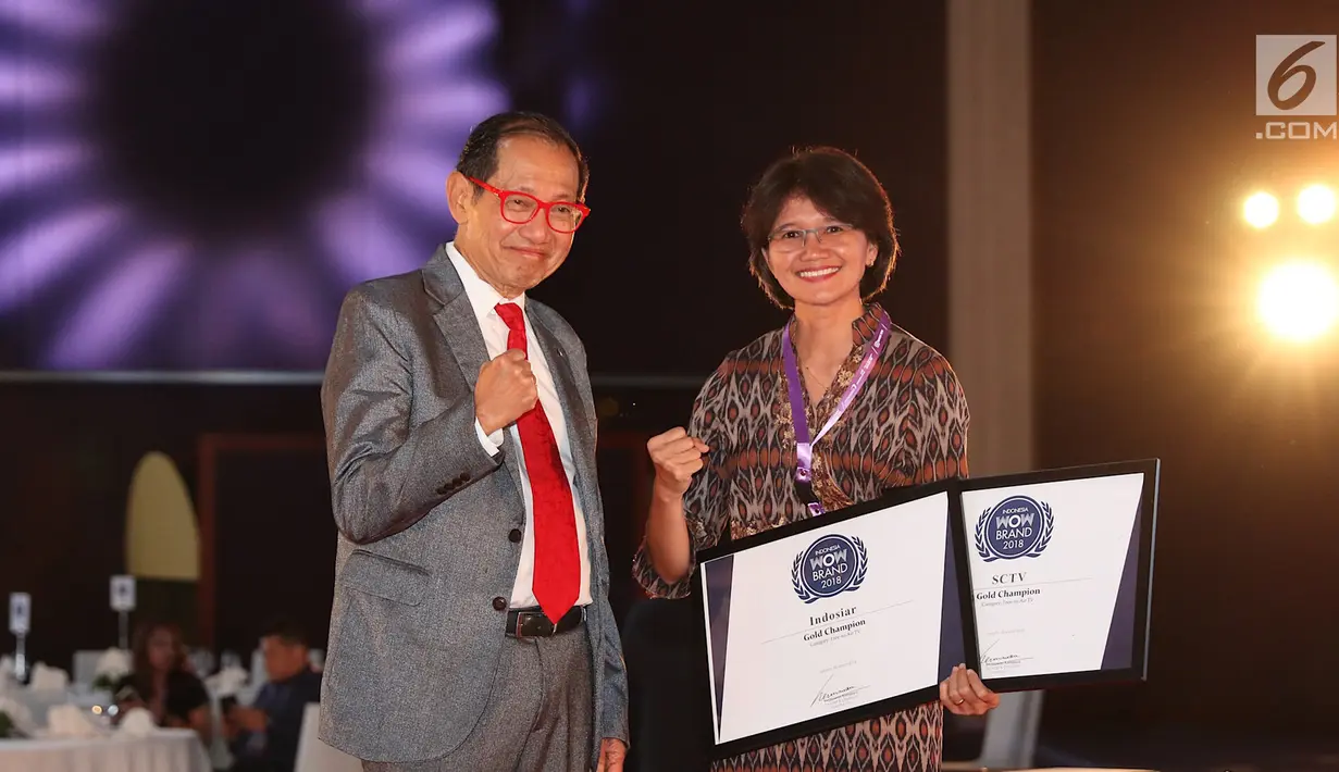 Founder & Chairman MarkPlus, Inc. Hermawan Kartajaya berfoto bersama Head of Protocol Public Affair PT Surya Citra Media Tbk (SCMA) Irnawati WK dalam acara WOW Brand Festive Day di Jakarta, Kamis (8/3). (Liputan6.com/Immanuel Antonius)