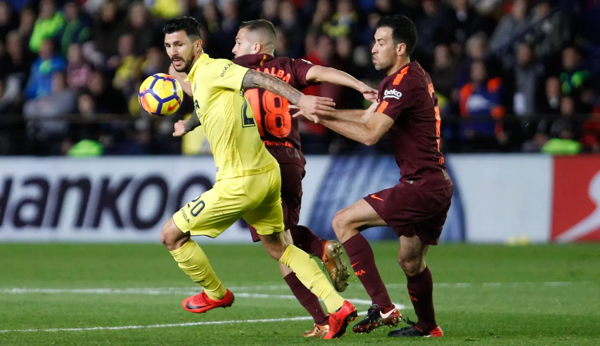 Pemain Villarreal, Roberto Soriano berebut bola dengan pemain Barcelona, Sergio Busquets pada jornada ke-15 La Liga di Stadion Ceramica, Minggu (10/12). Bertandang ke kandang musuh, Barcelona memenangkan pertandingan dengan skor 2-0.  (AP/Alberto Saiz)
