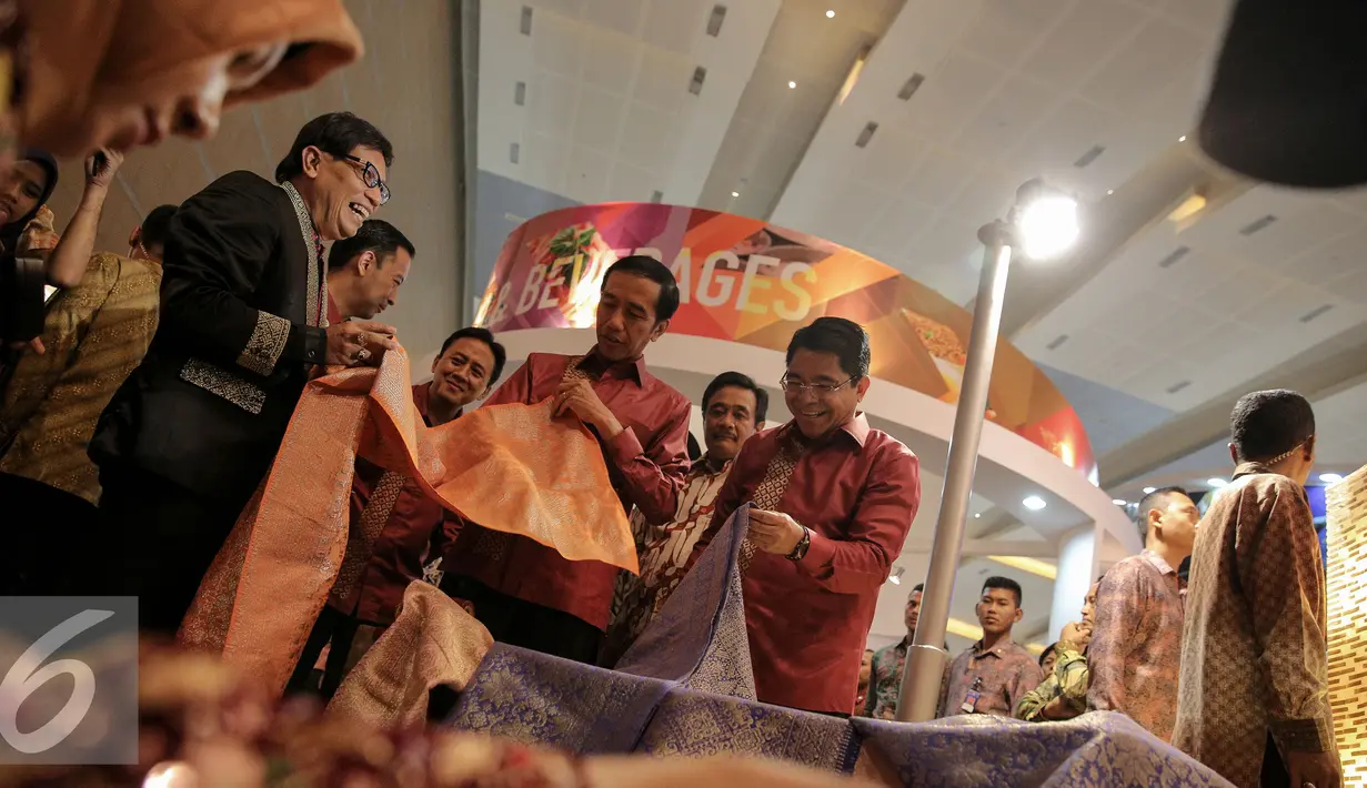 Presiden Joko Widodo melihat stan pameran Trade Expo Indonesia (TEI) ke-30 Tahun 2015 di Jakarta, Rabu (21/10/2015). Pameran menghadirkan usaha skala mikro, kecil, menengah hingga besar berlangsung dari 21-25 Oktober 2015. (Liputan6.com/Faizal Fanani)