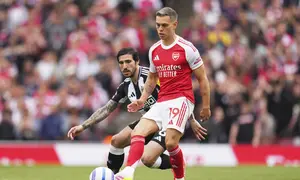 Sandro Tonali membayangi Leandro Trossard dalam laga&nbsp;Arsenal vs Newcastle, Minggu (18/5/2025). (AP Photo/Kirsty Wigglesworth)