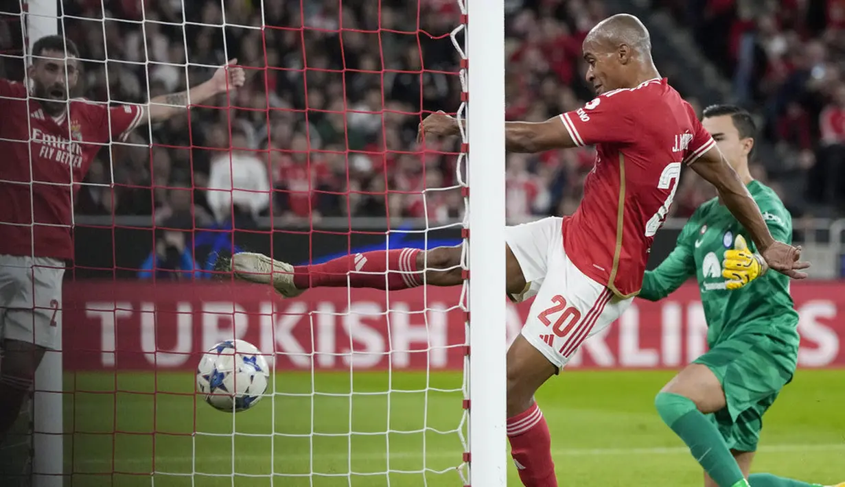 Pemain Benfica, Joao Mario, mencetak gol ketiga ke gawang Inter Milan pada laga grup D Liga Champions di Stadion the Luz, Rabu (29/11/2023). (AP Photo/Armando Franca)