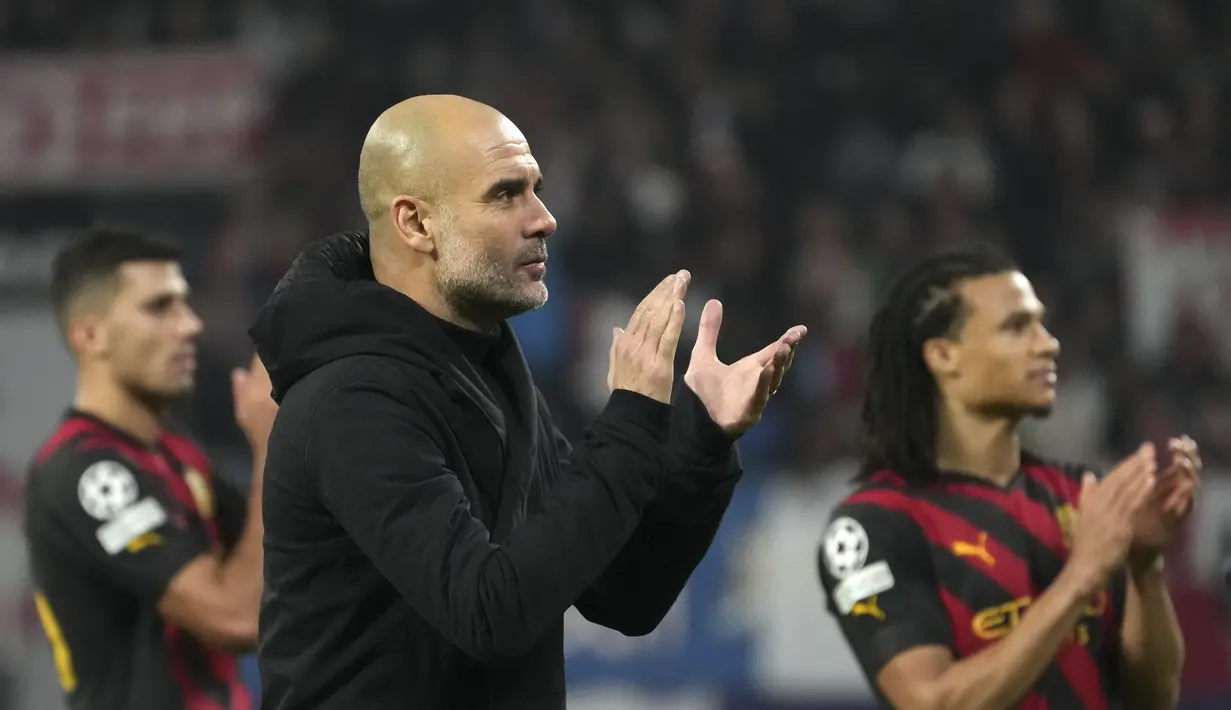 Pelatih Manchester City, Pep Guardiola bertepuk tangan untuk penggemar usai bertanding melawan  RB Leipzig pada pertandingan leg pertama babak 16 besar Liga Champions di Red Bull Arena, Jerman, Kamis (23/2/2023). Manchester City akan gantian menjamu RB Leipzig di leg kedua babak 16 besar Liga Champions di Etihad Stadium pada 14 Maret. (AP Photo/Michael Sohn)
