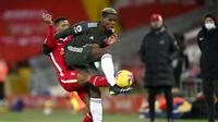 Pemain Manchester United, Paul Pogba, berebut bola dengan pemain Liverpool, Georginio Wijnaldum, pada laga Liga Inggris di Stadion Anfield, Minggu (17/1/2021). Kedua tim bermain imbang 0-0. (Michael Regan/Pool via AP)