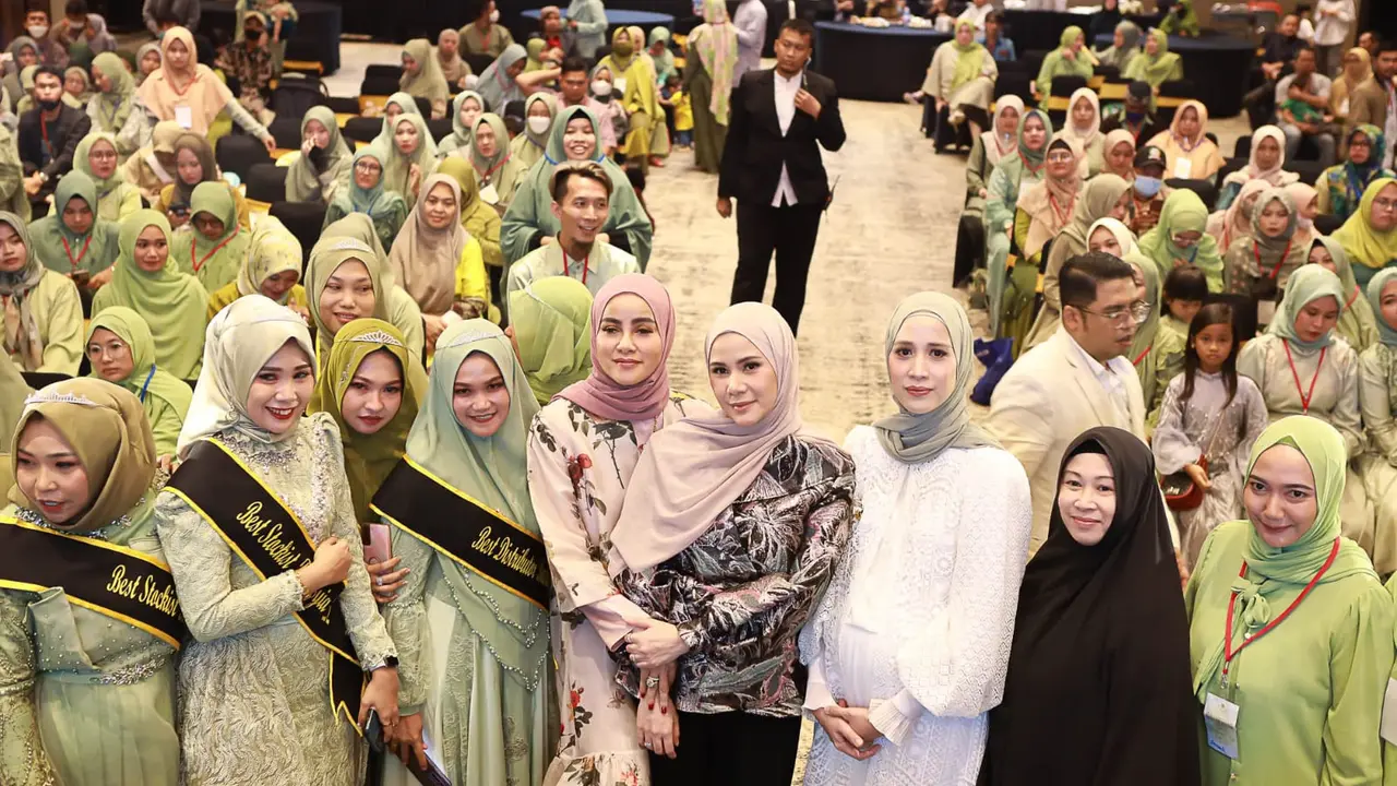 Gathering Batrisyia Herbal milik Fatimah Az Zahra yang dihadiri Oki Setiana Dewi, Olla Ramlan, Cynthia Ramlan, dan Fanny Febriana. (IST)