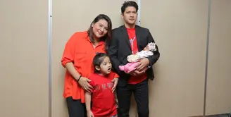 Rumah tangga  pasangan aktor laga Iko Uwais dan Audy dikenal harmonis. Beberapa kali, penyanyi Audy mendapat komentar pedas dari warganet. Sebagai suami, ayah dua anak itu siap membela sang istri sampai mati. (Deki Prayoga/Bintang.com)