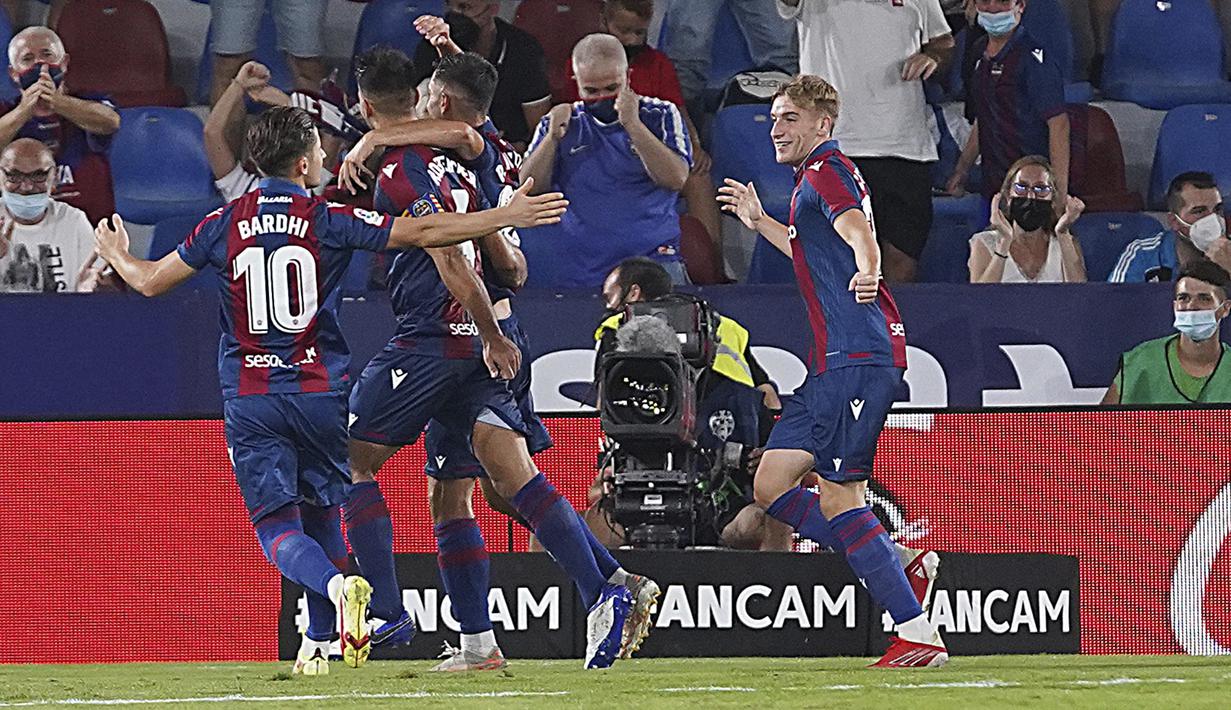 Pemain Levante merayakan setelah Rober Pier mencetak gol ke gawang Real Madrid pada pertandingan La Liga Spanyol di Stadion Ciutat de Valencia, Valencia, Spanyol, Minggu (22/8/2021). Pertandingan berakhir dengan skor 3-3. (AP Photo/Alberto Saiz)