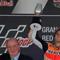 Pembalap Repsol Honda, Dani Pedrosa memegang trofi saat merayakan kemenangannya (kanan) pada balapan MotoGP Spanyol di Sirkuit Jerez, Minggu (7/5). Pedrosa finish terdepan dengan catatan waktu 45 menit 26,827 detik. (AP Photo/Miguel Morenatti)