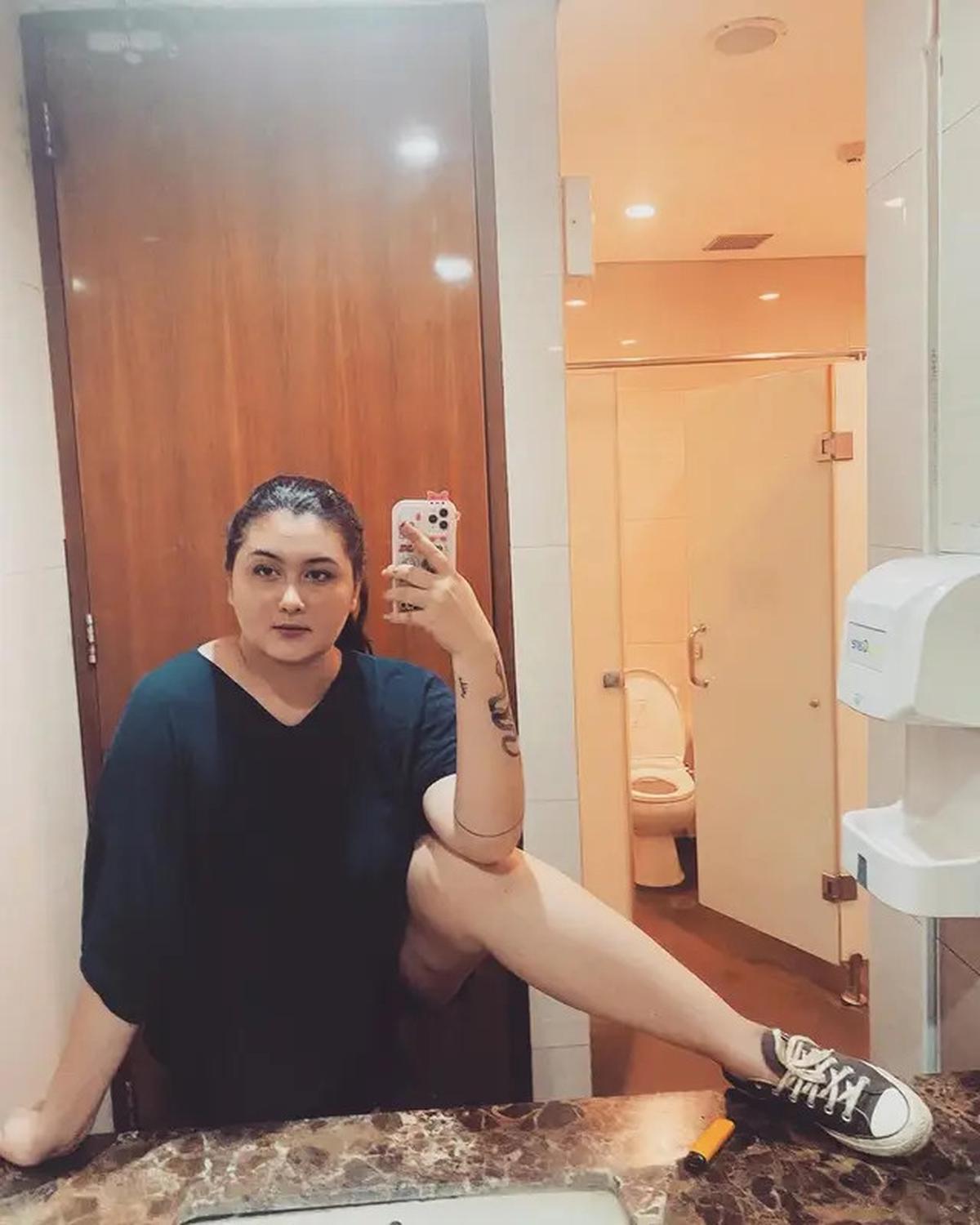 7 Potret Talitha Curtis Pamer 8 Tato di Tubuh, Tato Ular Tanda Penyembuhan