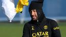 Penyerang Paris Saint-Germain (PSG) Neymar bereaksi selama sesi latihan jelang laga tandang ke kandang Marseille pada babak 16 besar Coupe de France 2022/2023, di Saint-Germain-en-Laye, sebelah barat Paris, Selasa (7/2/2023). PSG sudah sekali menghadapi Marseille musim ini, yakni pada pekan ke-11 Ligue 1 di Parc des Princes. (FRANCK FIFE / AFP)